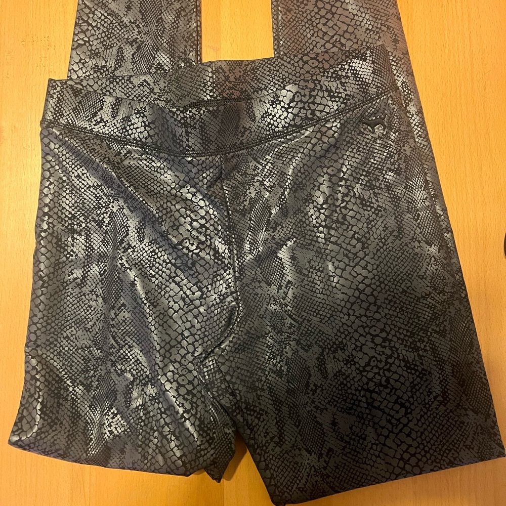 PINK Victoria's Secret Ultimate Legging Silve Snakeskin Foil